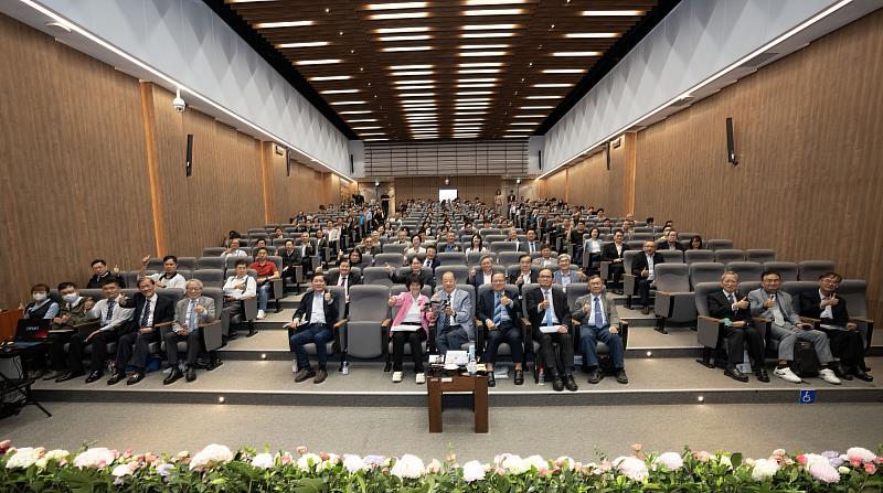 蔡長海董事長偕校院主管與貴賓在研討會場合影。