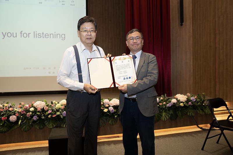 林一平顧問致贈中原大學黃信行教授感謝狀。