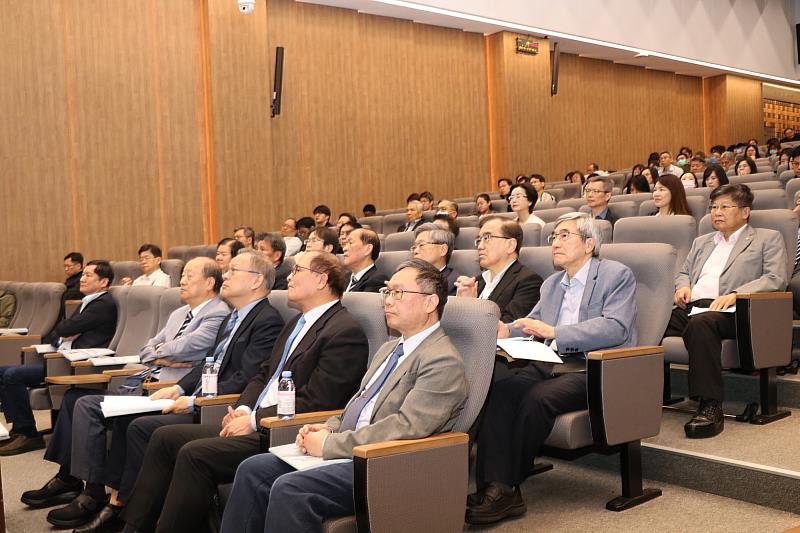 蔡長海董事長、江安世校長與貴賓親臨研討會聽演講。
