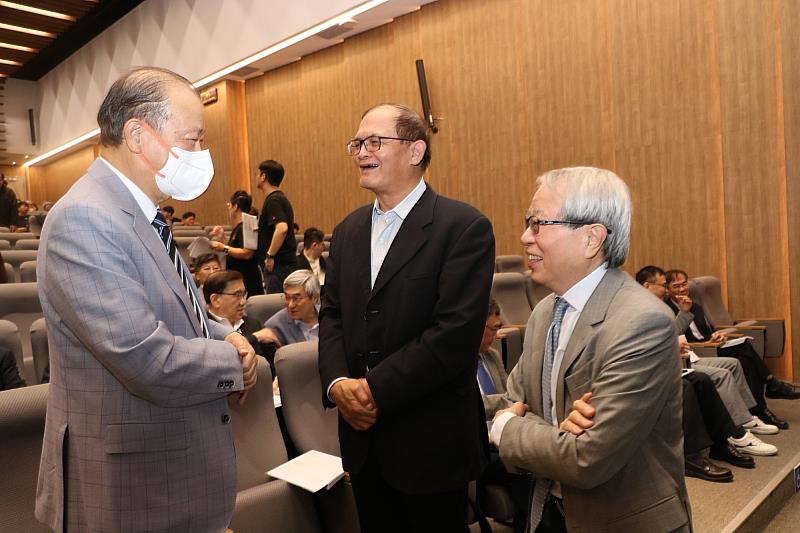 蔡長海董事長與工研院胡竹生副院長（中）鄭隆賓執行長在會場親切晤談。