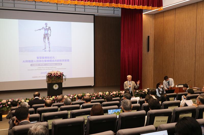 中醫大校院務發展委員會鄭隆賓執行長主持會議。