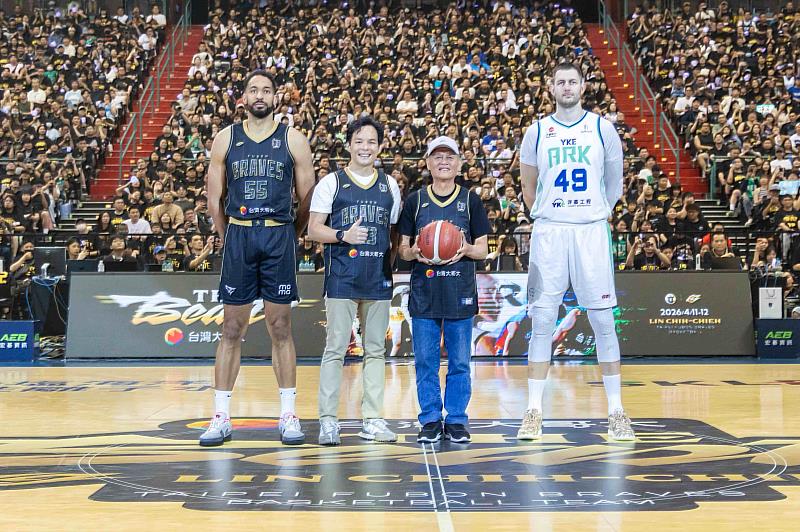 開球儀式由台灣大總經理林之晨（左2）邀請林志傑父親（右2）擔任嘉賓。林總經理表示，身為一路見證志傑拚戰26年的球迷，看著林爸爸為兒子開球，這份守護格外動人。