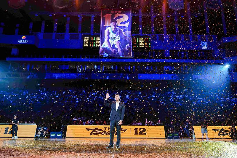 引退儀式尾聲，臺北富邦勇士於小巨蛋升起林志傑12號錦旗，金色彩帶灑落全場，傑哥揮手向全場告別。