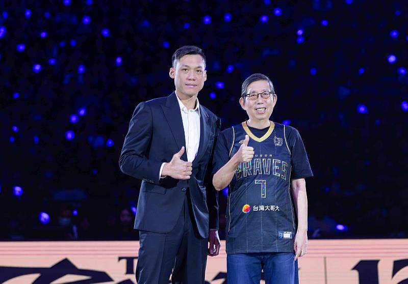 富邦金控董事長蔡明興（右1）表示，林志傑（左1）在台灣籃壇的地位，如同大谷翔平在棒球界的影響力，不僅是指標性人物，更是帶動台灣籃壇熱潮與動力的活水。