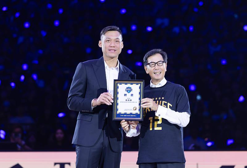 賽後引退儀式上，富邦集團董事長蔡明忠（右1）宣布，聘請林志傑（左1）擔任「臺北富邦勇士籃球隊 副領隊」，並現場頒發聘任證書。