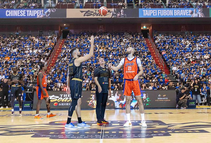 鄭志龍（左2）開球時感性表示：「很榮幸能見證這個重要時刻，看到志傑從爆發力新星成長為掌握全局的領袖，這份精神將持續影響台灣籃壇。」
