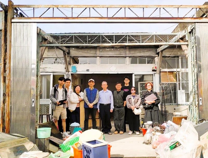 南華大學建築系深耕「木都」嘉義，產學成果再獲台灣景觀大獎，圖為建築系師生以研究所課程協助屋主進行老屋活化。