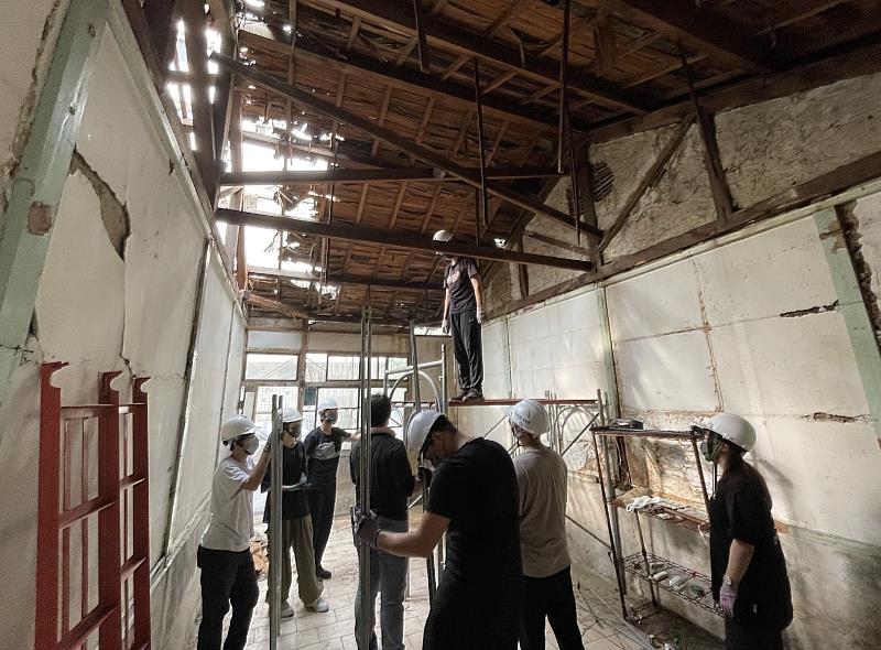 南華大學建築系深耕「木都」嘉義，產學成果再獲台灣景觀大獎，圖為建築系師生以課程進行木都舊屋調查測繪及循環設計。