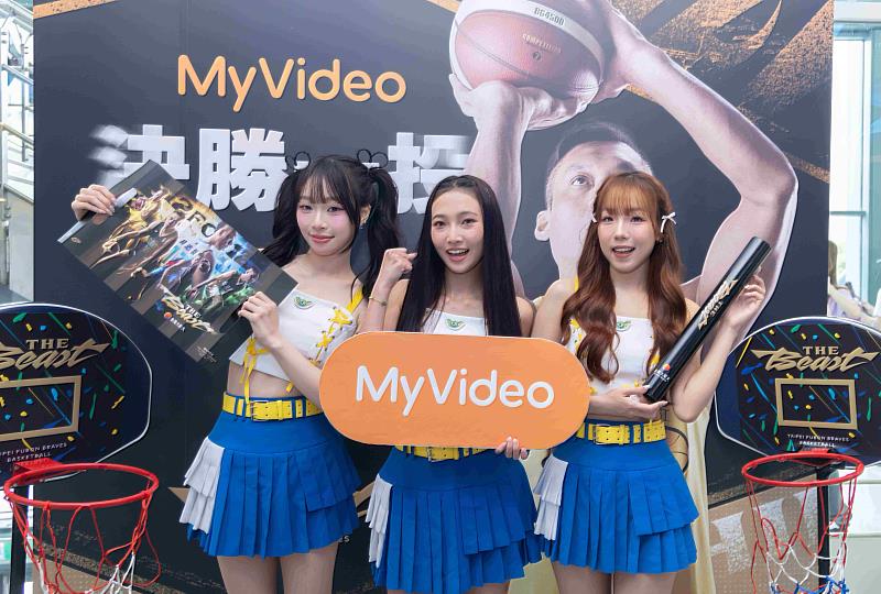 台灣大哥大與緯來共同出品《宇宙啦啦隊》成員Lydia（左2）、靚靚（左3）、叩叩（左1）現身MyVideo攤位與球迷熱情互動，更親自下場挑戰投籃遊戲，與球迷同樂，現場氣氛熱絡。