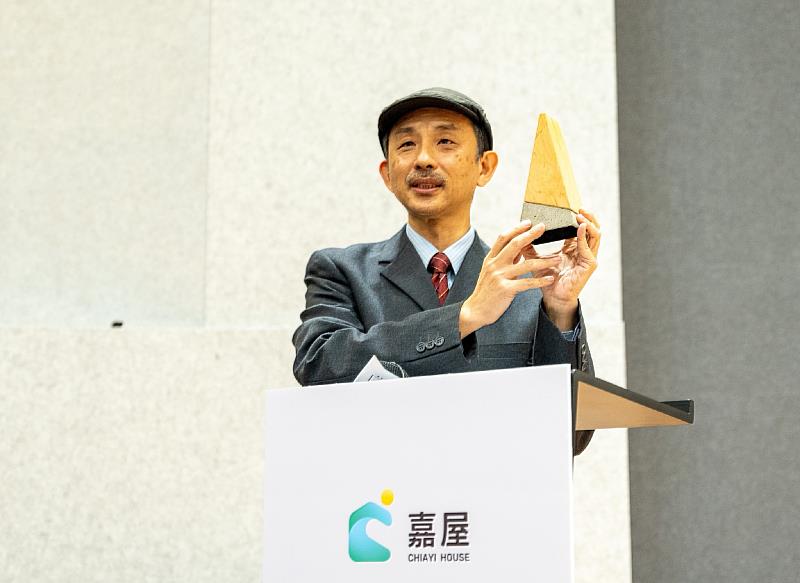南華大學建築系深耕「木都」嘉義，產學成果再獲台灣景觀大獎，圖為藝術與設計學院陳正哲院長出席嘉屋競圖頒獎典禮。