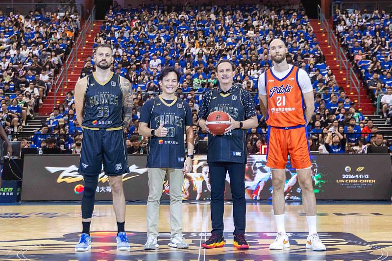 台灣大冠名贊助「林志傑引退週」，首日由台灣大總經理林之晨（左2）出席，並邀請籃球啟蒙教練、「籃球博士」鄭志龍（左3）擔任開球嘉賓，為「野獸」職業生涯最終篇章揭開序幕。