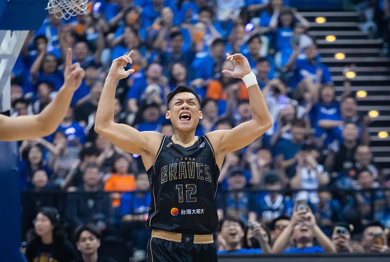 林志傑於引退週首日全力拚戰，以熟悉的節奏與拚勁展現不變的「野獸魂」，得分後更做出招牌「野獸吶喊」，點燃全場氣氛。