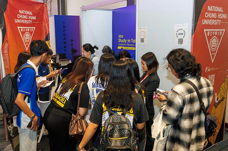 2026 菲律賓海外教育展現場氣氛熱烈，攤位吸引大批當地學子駐足諮詢，展現菲律賓青年對赴臺參與「新型專班（INTENSE Program）」的濃厚興趣。