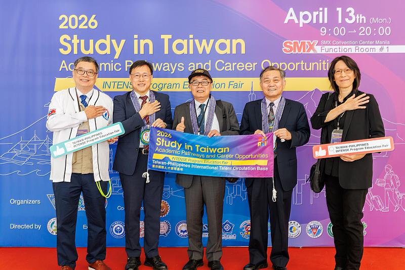 推動「新型專班」夥伴成員合影。由左至右為正修科技大學副校長鄭舜仁、國立中興大學副校長兼國際長周濟眾、國際產學教育合作新型專班計畫主持人覺文郁、崑山科技大學學術副校長侯順雄、國立中興大學副國際長魯真。