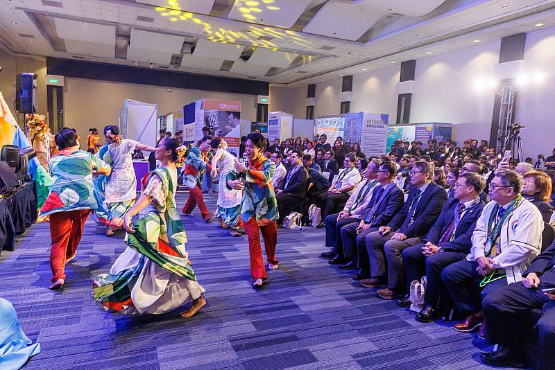 布拉坎國立大學（Bulacan State University）為大會安排精彩的傳統舞蹈表演，現場人山人海、貴賓雲集。臺菲雙方透過深度文化互動，為高教合作奠定堅實友誼基礎。