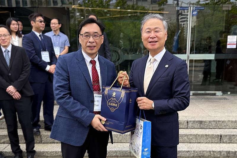 海資院蔡安益院長代表致贈紀念品予釜慶大學裵尙勳校長。