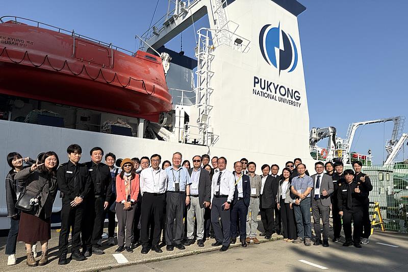 海大團隊實地參訪實習船「白鯨號」（백경호），與船員合影。