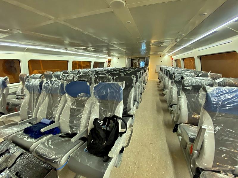 大分氣墊船「空港周遊便」定於每週六13時15分準時啟航。在30分鐘的航程中，乘客將有機會親身體驗氣墊船獨有的平穩與速度感，感受船身輕盈掠過水面的奇妙體驗。