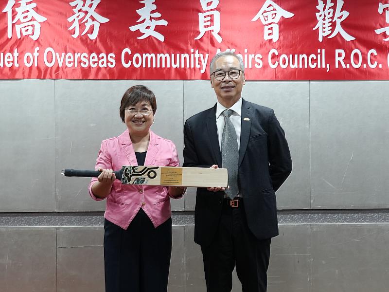 饒瑞沛則以象徵澳洲國民運動的特製板球棒贈予徐佳青，象徵臺澳文化的連結與交流。