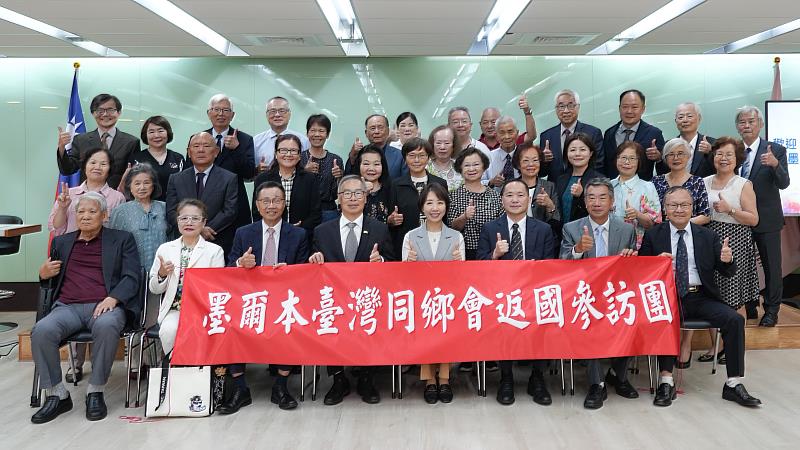 墨爾本台灣同鄉會組團返國參訪合影。