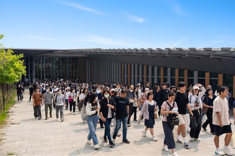 4月11日逢甲大學舉辦「2026預見逢甲」吸引4,000名高中生與家長熱情參與。