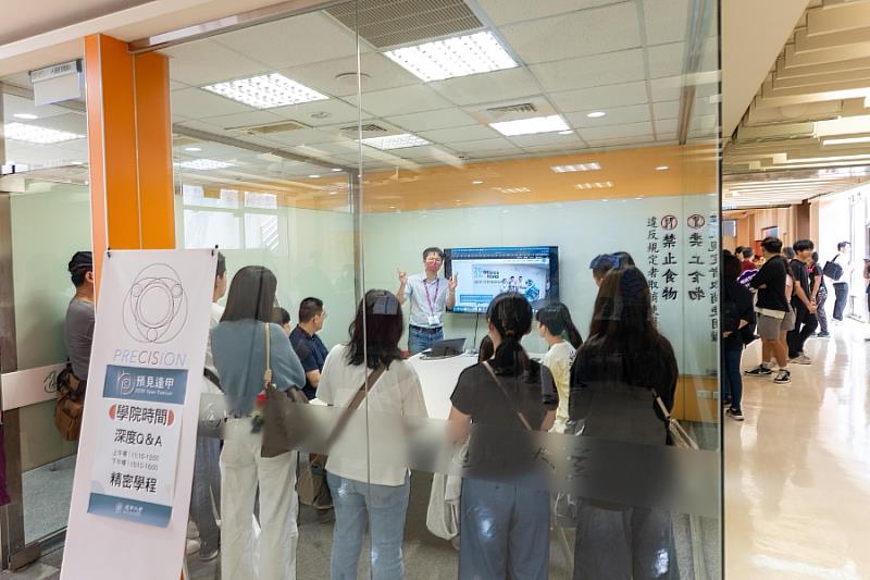 透過學院時間,讓學生和家長可以和學系師長面對面,深入瞭解學系的專業與未來職涯規劃。