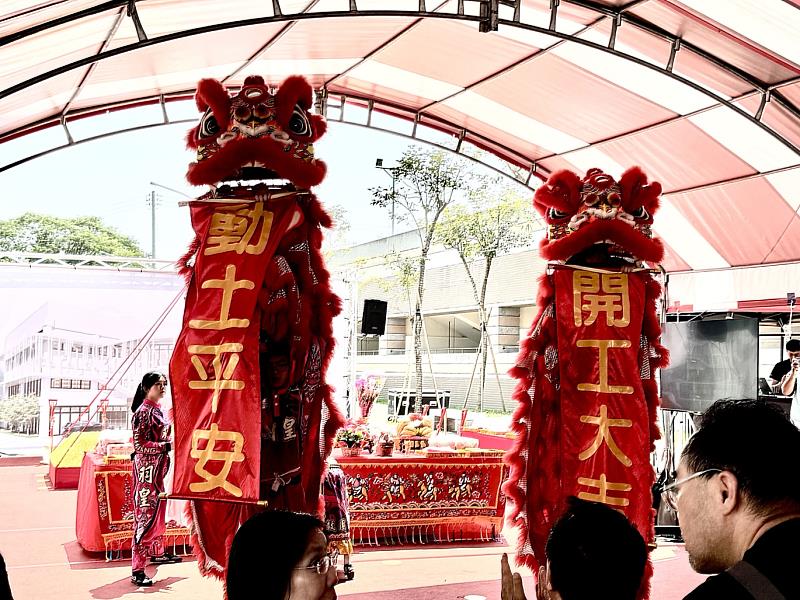 祥獅獻瑞。