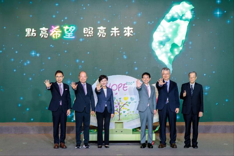 行政院副院長鄭麗君（左3）、玉山金控創辦人黃永仁（左2）、董事長黃男州（右3）、教育部次長劉國偉（右2起）、考試院前院長黃榮村、外貿協會董事長黃志芳（左）共同見證「玉山黃金種子計畫」的成果與未來願景。