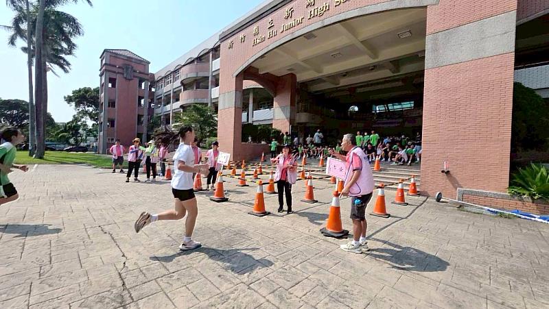 中國科大樂齡大學體育志工協助路跑計時與發放名次牌。（照片/校方提供）