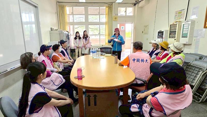 中國科大體育志工於新湖國中教室進行志工培訓講習。（照片/校方提供）