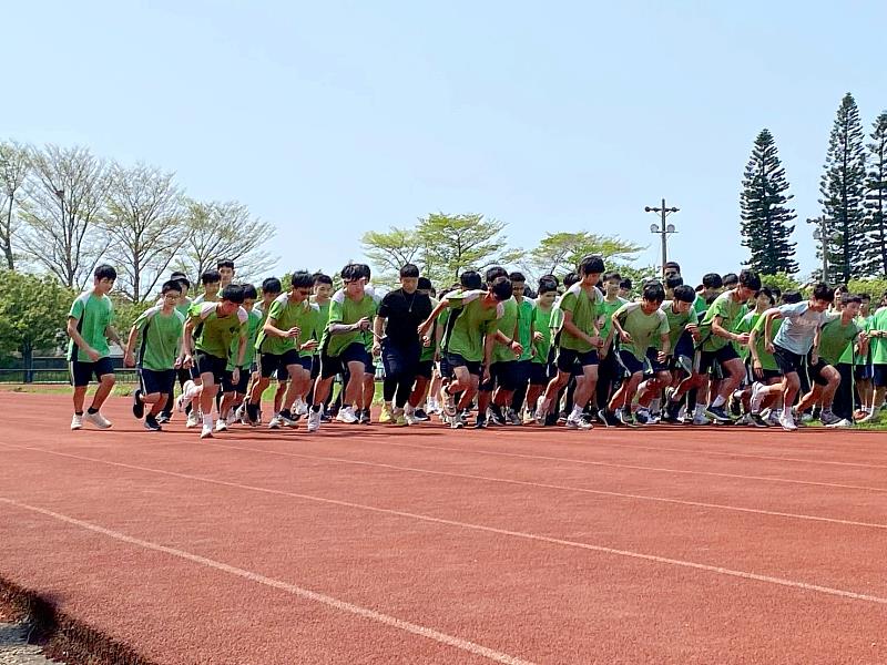 鳴笛開啟稻香路跑活動。（照片/校方提供）