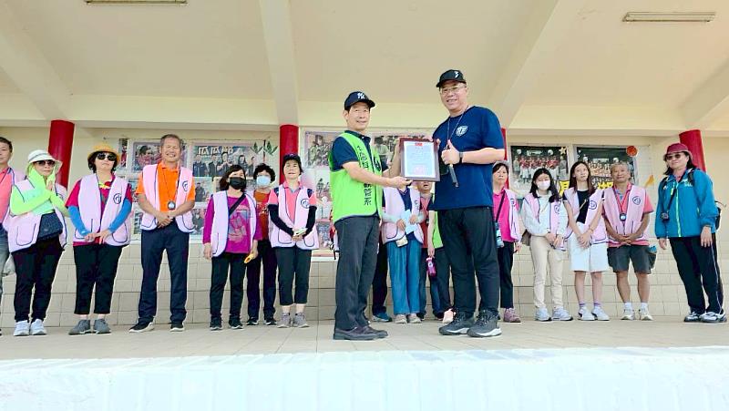 新湖國中張君豪校長（前排右）頒贈感謝狀給中國科大。（照片/校方提供）