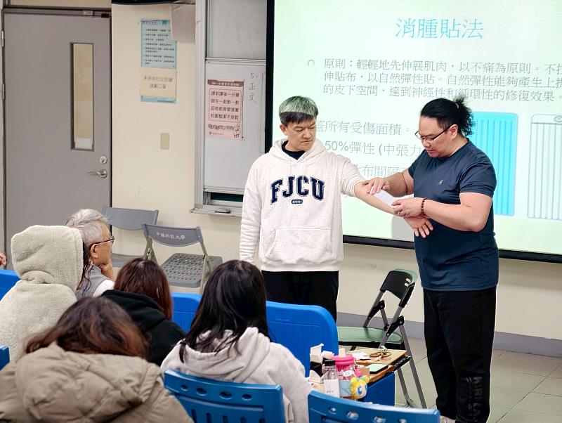 辦理臺北場運動按摩與肌貼實作協助教職員健康促進。（照片/校方提供）