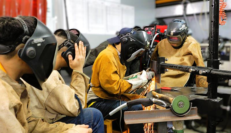 北分署開辦多元職前訓練課程，從基礎開始系統化培訓。圖為基隆職業訓練場銲接班上課實況。