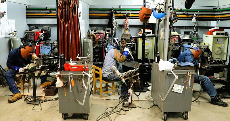 北分署開辦多元化訓練課程，幫助青年在待業或轉職期培養一技之長投入職場。圖為基隆訓練場銲接班。