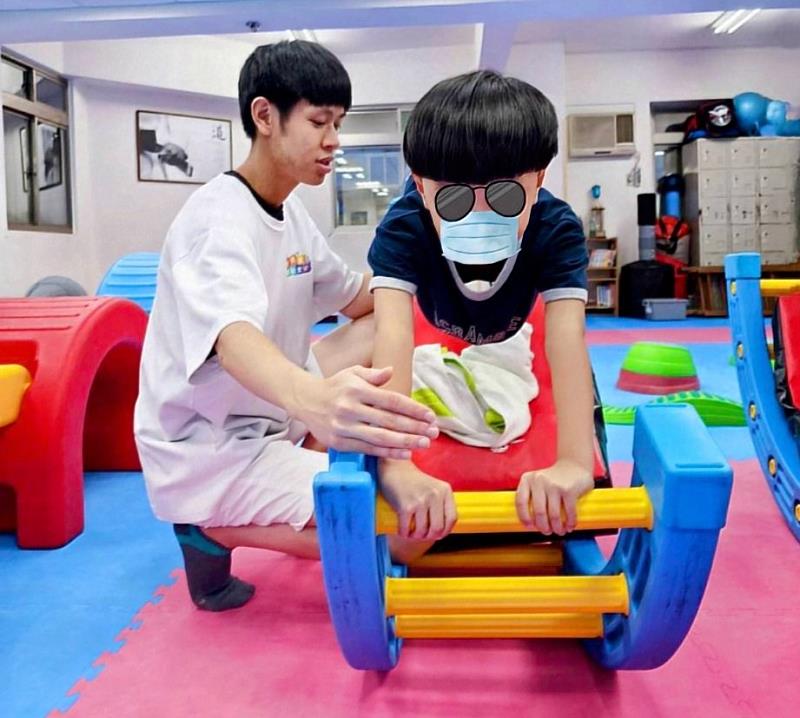 劉毅安細心陪伴學童使用運動輔具，進行專注度及核心訓練，協助建立身體控制能力。
