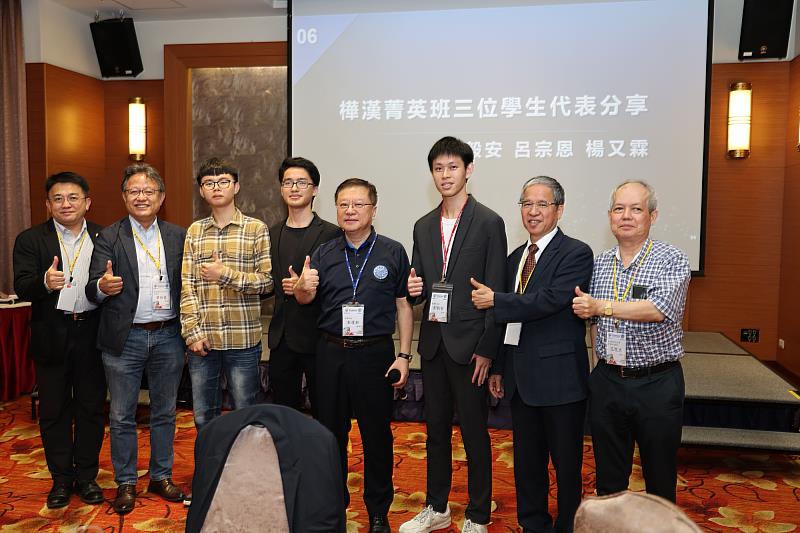 唐彥博校長（右2）對劉毅安（右3）的優異表現給予高度讚賞與肯定，他認為劉毅安的獲獎，正是聖約翰科大推動「校校企」產學合作與全人教育的最佳寫照。