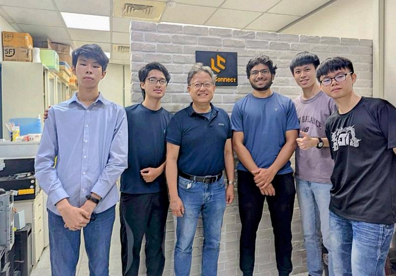 劉毅安（右2）跨校參與交大產創合作專案計畫，與專案團隊開心合影，展現優異的跨域學習成果。