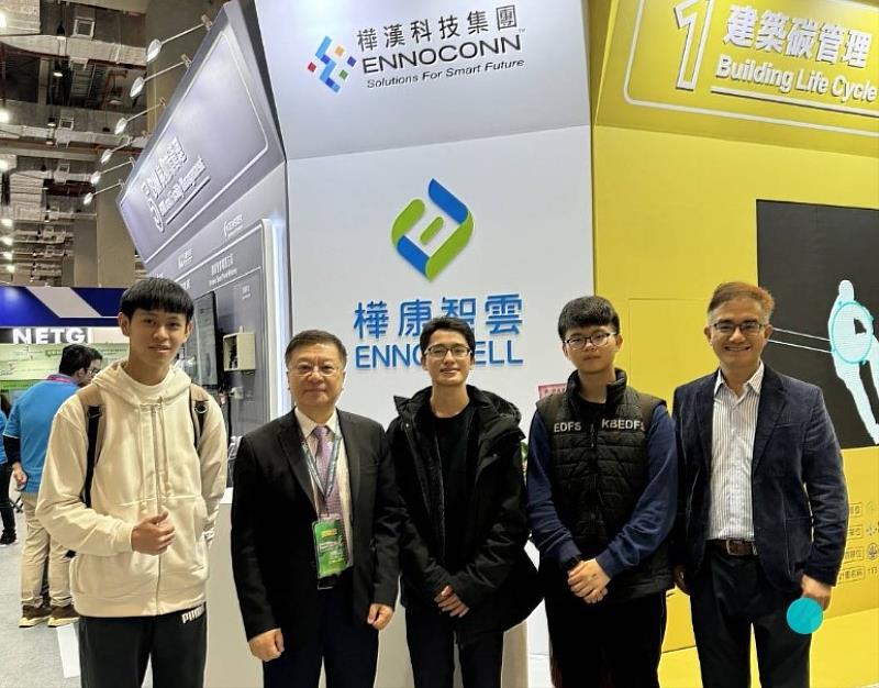 劉毅安（左1）在大學階段就進入「樺漢科技集團AI應用發展部門」擔任實習生。朱復銓董事長（左2）親自帶領菁英班學生瞭解最新智慧製造與雲端應用技術。