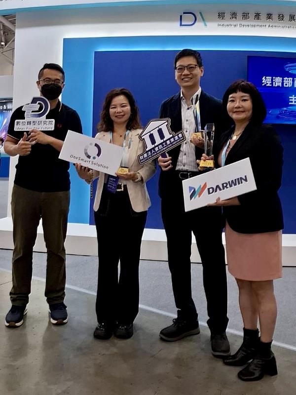 資策會助攻達運精密「Micro LED AI復健童趣機」榮獲2026 SDAA智慧醫療獎。圖由右至左分別為達運精密特助鄭雅莉、資策會數轉院組長王建堯、友達光電業務經理江逸翠、資策會數轉院分析師韓子祥。