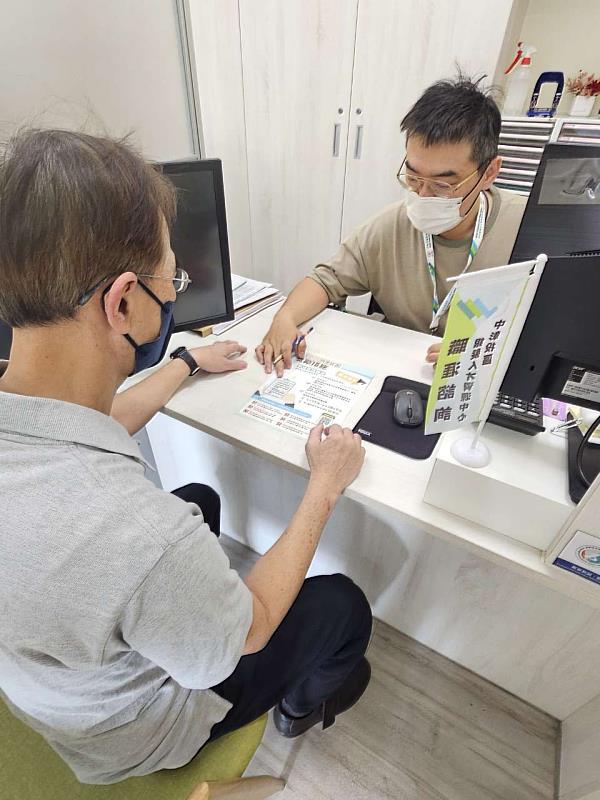 就業中心就服員向求職者解說中高齡重返職場的政府獎勵資源。