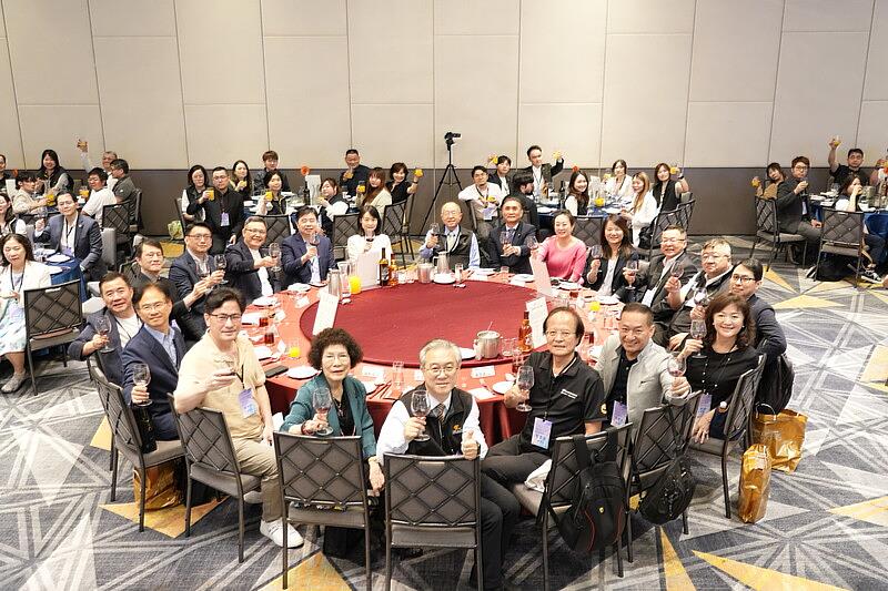 晚宴貴賓雲集，互動交流熱絡。