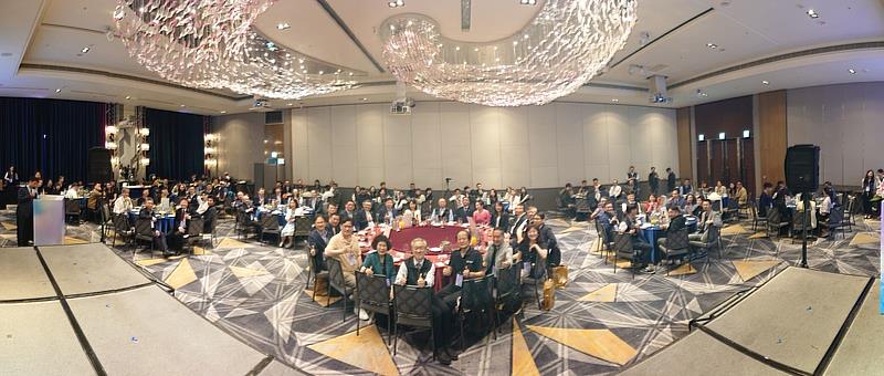 晚宴現場有百貨零售、餐飲及連鎖加盟之產業領袖、標竿企業與專家學者齊聚一堂跨界交流互動。