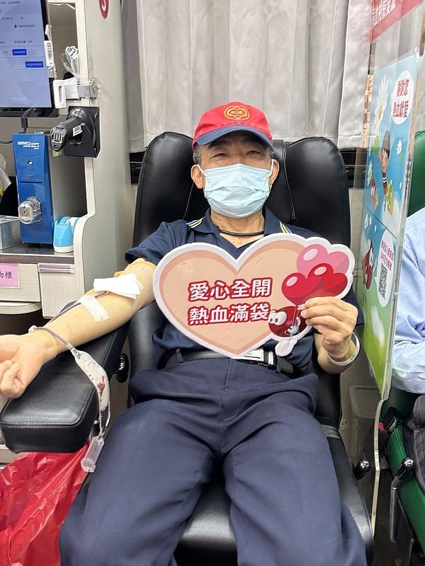 資深回聘員工持續捐血40年。