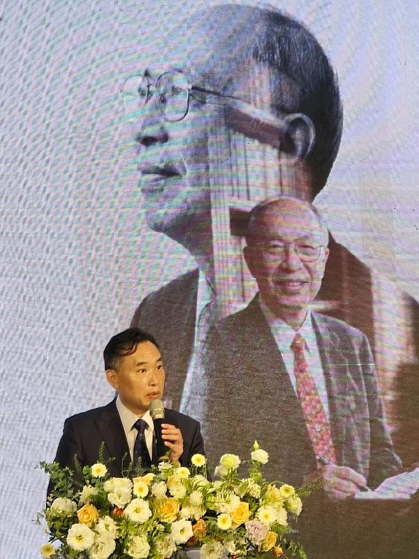 【傳承南臺魂 邁向國際AI大學】南臺科大現任校長黃能富上台致詞，感性承諾將接續張董事長無私奉獻的精神，帶著其生前的期盼，持續引領學校邁向卓越的願景。