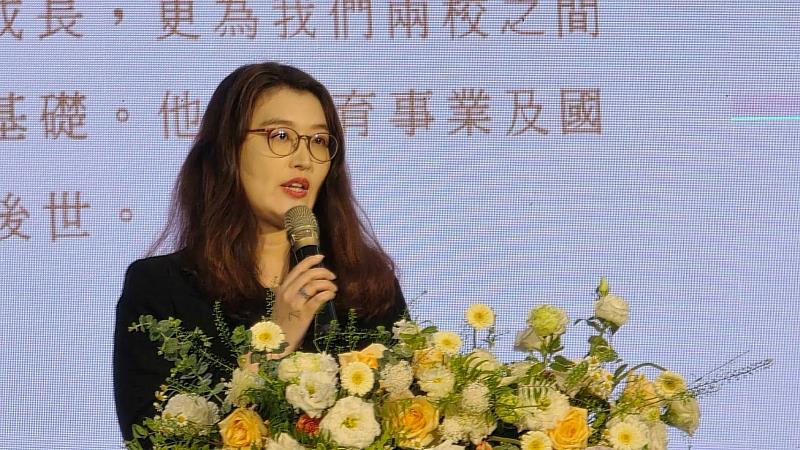 【跨越國界的教育情誼】韓國東岡大學許淑國際長特地跨海來台宣讀弔唁信。生動回顧了張董事長生前積極推動國際交流的遠見，感念其為兩校締結的深厚友誼。