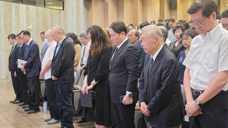 【莊嚴送別永遠的舵手】典禮莊嚴揭幕，南臺科大黃能富校長與張信雄董事長家屬，以及現場產官學界貴賓一同低頭默哀。在靜謐的氛圍中，向這位台灣技職教育的傳奇推手致上最深的敬意。