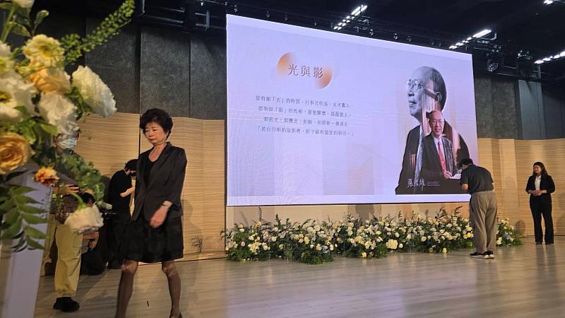 【繁花送行 典型在夙昔】 追思會尾聲，與會貴賓、師長與親友依序上前獻上純白花朵。在淡雅的花香與深深的鞠躬中，為張信雄董事長波瀾壯闊的傳奇一生，畫下圓滿句點。