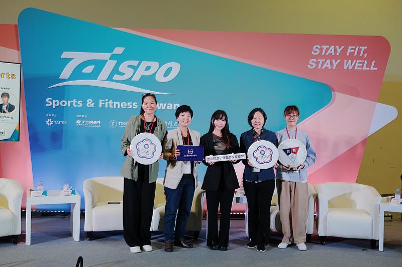 The 5 panelists in the Gender Equality Forum (from right to left): Ying Chiang, Hsiao -Tzu Hsu, Jie Huang, Sophiyah Liu, Yi - an Chen.