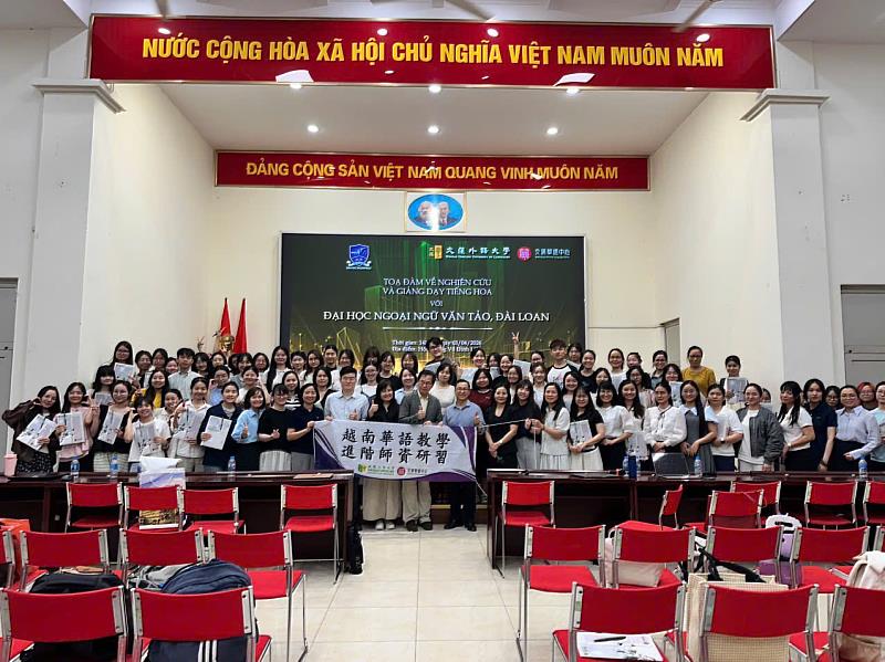 文藻團隊於越南河內國家大學下屬外國語大學舉辦華語教學進階師資研習，與會人員合影。